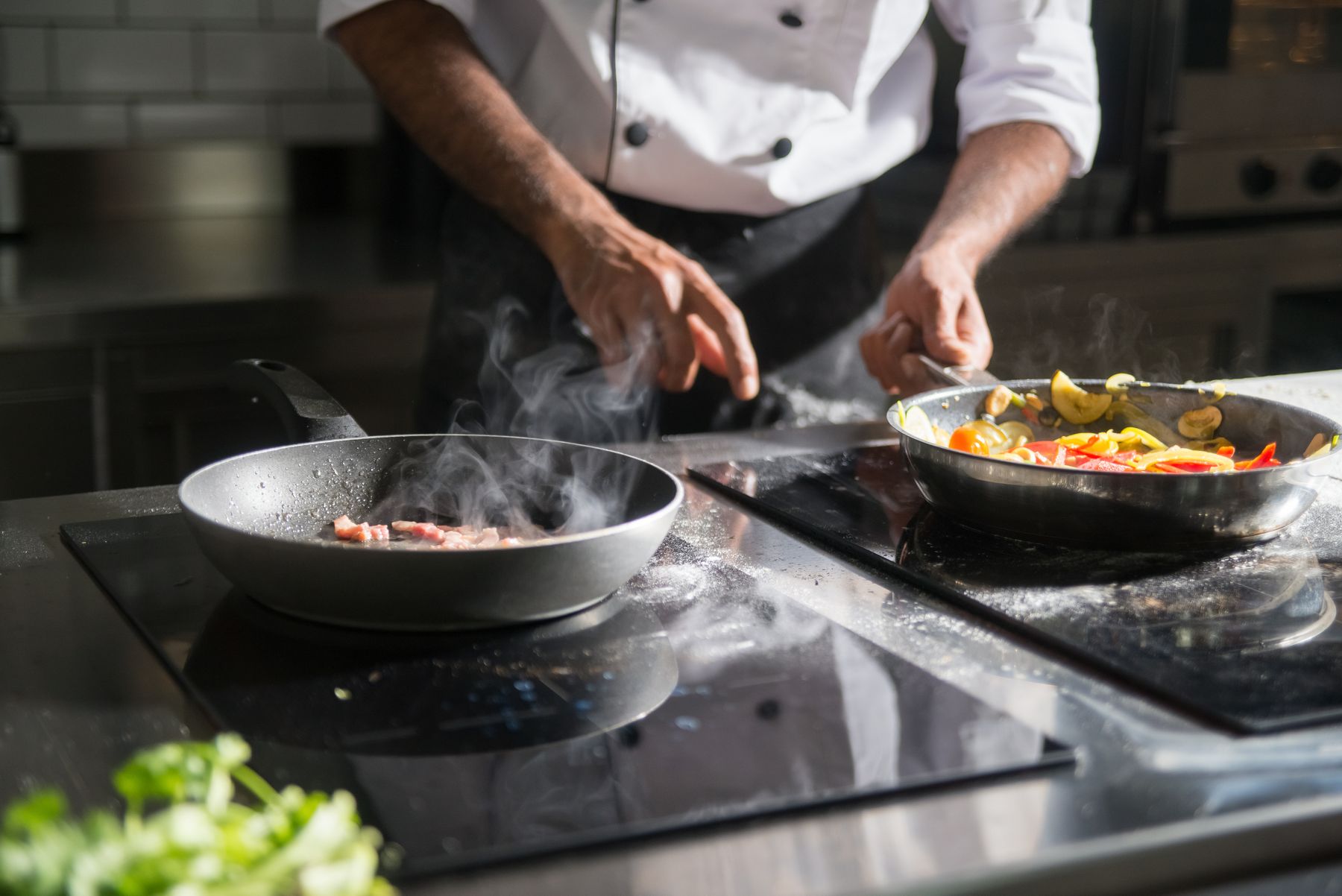 Preparação de comida ao vivo numa cozinha