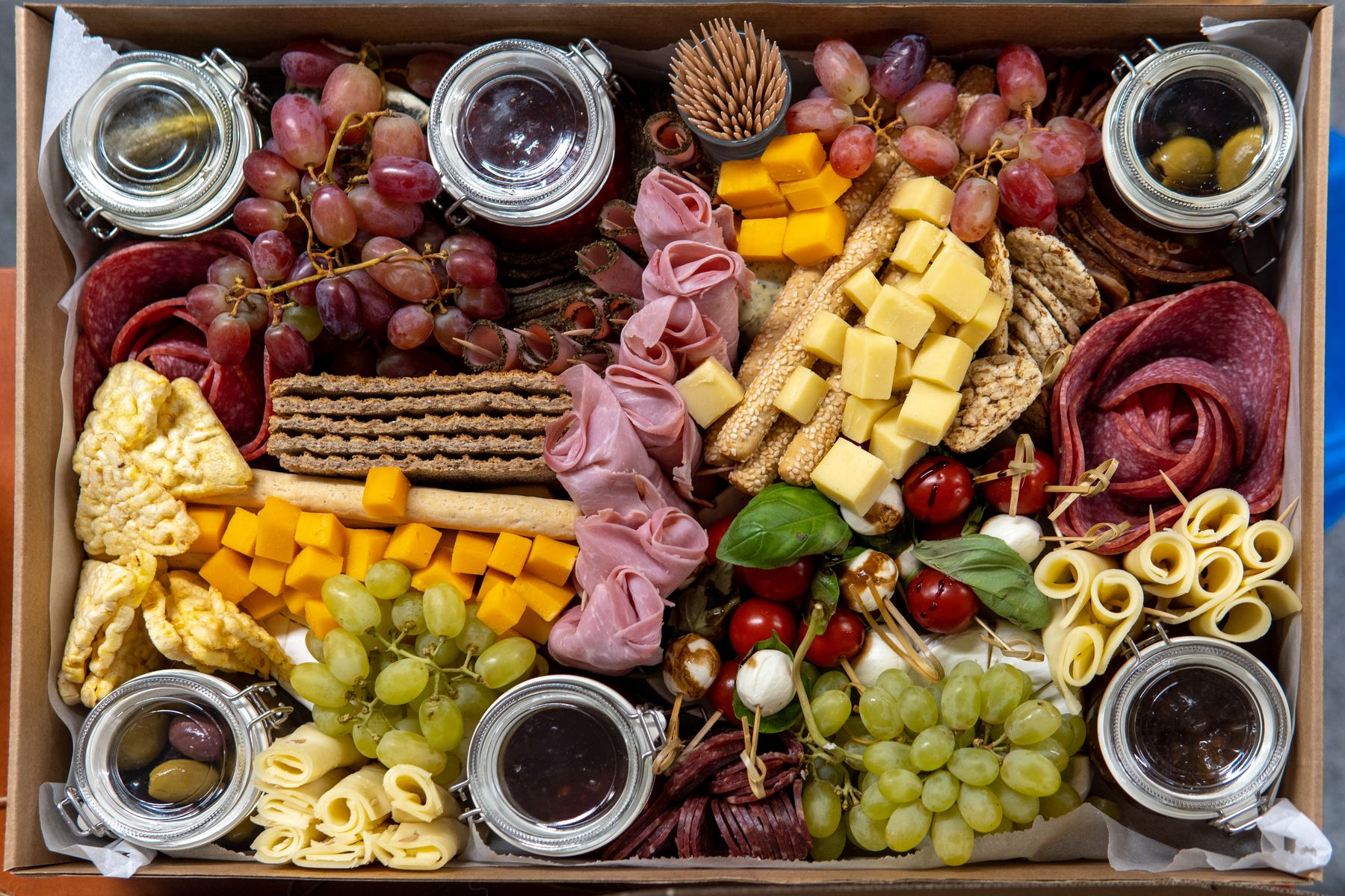 Mesa com uma seleção de petiscos e charcutaria